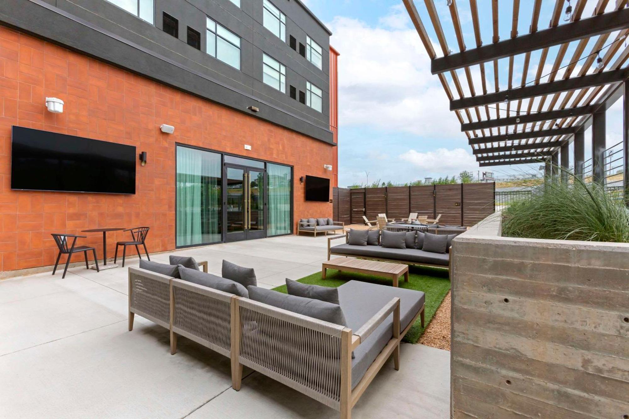 Cambria Hotel Austin Airport Exterior photo