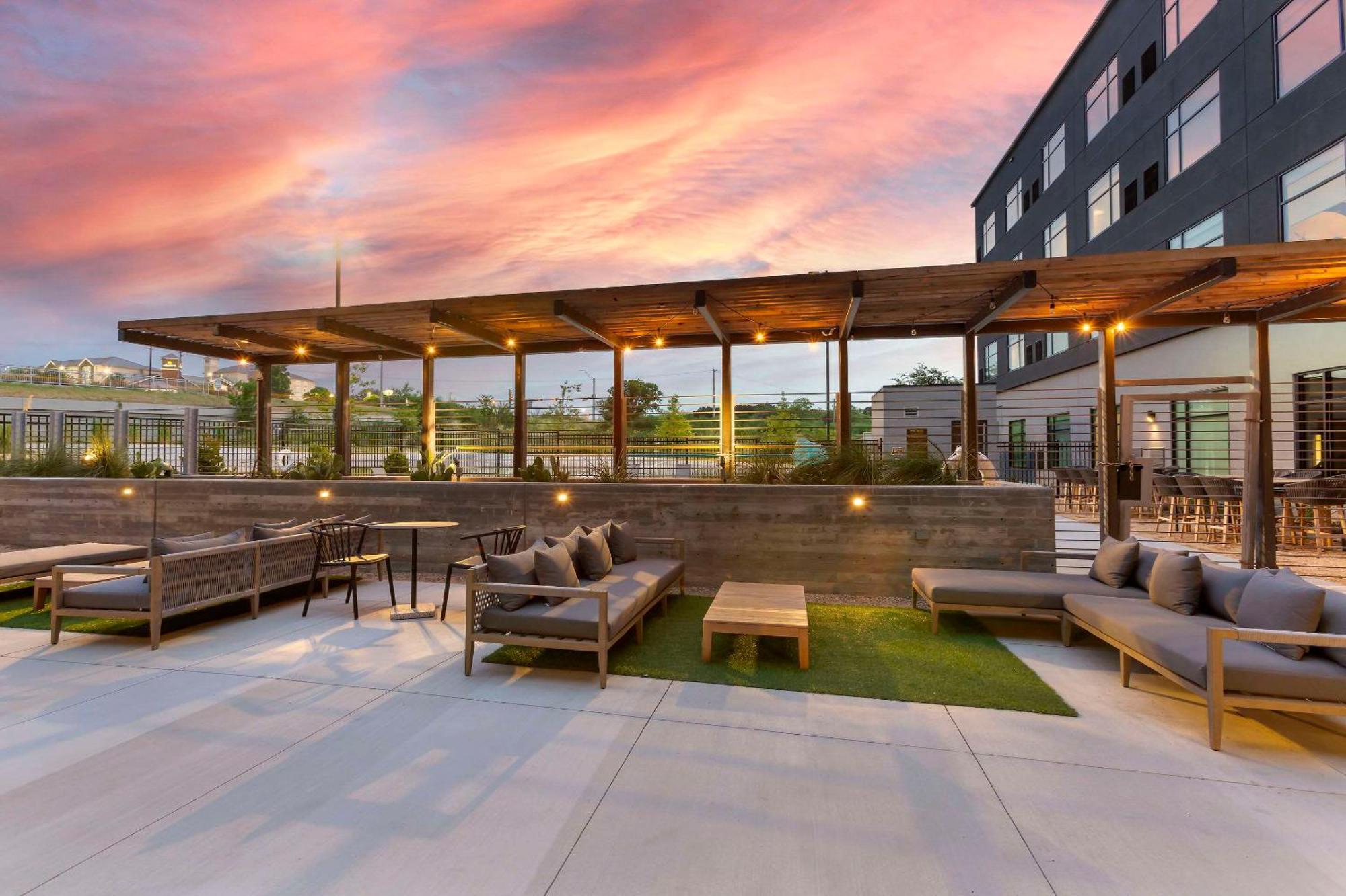 Cambria Hotel Austin Airport Exterior photo