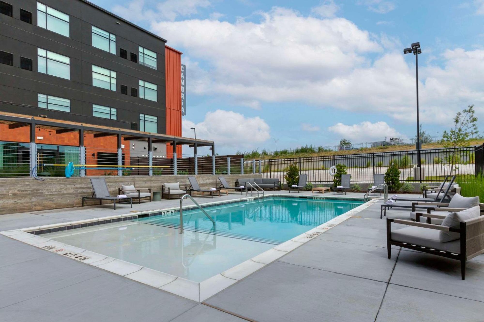 Cambria Hotel Austin Airport Exterior photo